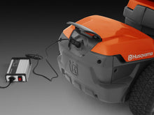 Laden Sie das Bild in den Galerie-Viewer, Husqvarna Akku-Frontmäher R 112iC inkl. Mähdeck Combi 85, Akku und Ladegerät