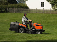 Laden Sie das Bild in den Galerie-Viewer, Husqvarna Rasentraktor TC 220T