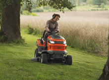 Laden Sie das Bild in den Galerie-Viewer, Husqvarna Rasentraktor TS 215T