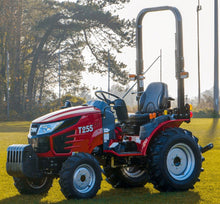 Laden Sie das Bild in den Galerie-Viewer, Tym Allrad-Kompakttraktor T255 mit Rasenbereifung und 153cm Zwischenachsmähwerk